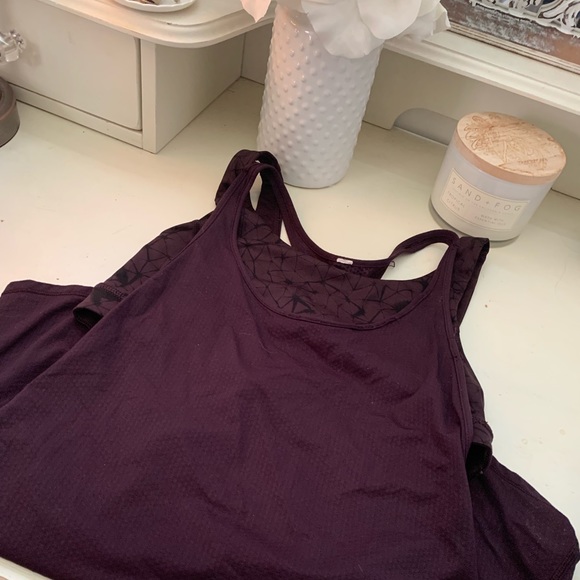 Lululemon 2-in-1 yoga maroon tank top - Picture 3 of 3